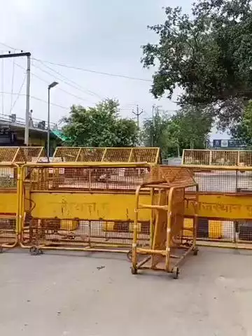 अलवर: सिलीसेढ़ में बोरिंग के विरोध में किसानों ने कूच किया, पुलिस ने शहर में घुसने से रोकने के लिए बेरीकेडिंग की
