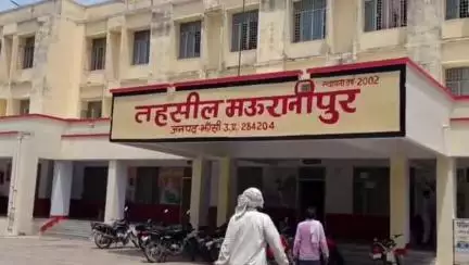 मऊरानीपुर: कचनेव में मऊरानीपुर SDM मौजूदगी में गनर और चालक के साथ खनन माफियाओं ने की मारपीट,मारपीट कर छुड़ा ले गए ट्रैक्टर।