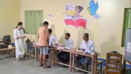 কৃষ্ণনগর ১: কালিগঞ্জ বিধানসভা উপনির্বাচনে যার যার বুথে ভোট দিলেন তৃণমূল প্রার্থী,বিজেপি প্রার্থী ও বাম সমর্থিত কংগ্রেস প্রার্থী