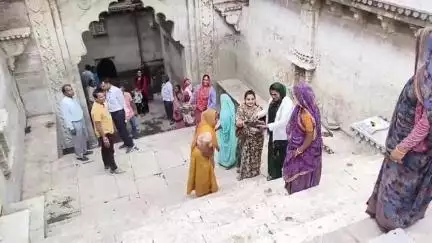 बेगुं: बेगू नगर पालिका के कर्मचारियों ने वंदे गंगा जल जन संरक्षण अभियान के तहत नीलकंठ महादेव की बावड़ी की सफाई की