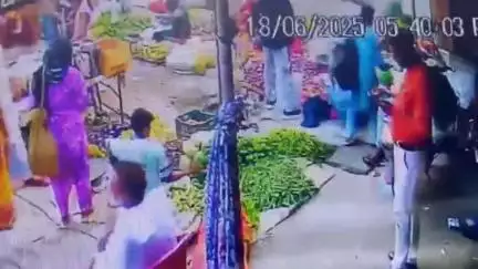 धनौरा: गजरौला में साप्ताहिक बाजार से एक व्यक्ति का मोबाइल हुआ चोरी, घटना सीसीटीवी कैमरे में कैद