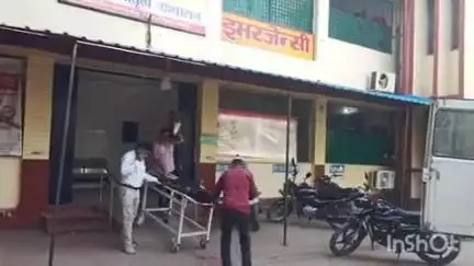 बिंदकी: रावतपुर नहर पुल के पास जोनिहा-ललौली मार्ग पर दो डंपरों में हुई टक्कर, एक डंपर के चालक और खलासी हुए घायल