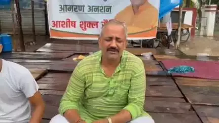 बस्ती: शास्त्री चौक पर भाजपा नेता आशीष शुक्ला का आमरण अनशन दूसरे दिन भी रहा जारी