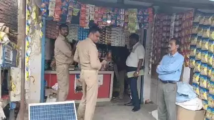 अमेठी: कस्बे में एक दुकान पर GST की टीम ने की छापेमारी, दुकान के अभिलेखों को अपने कब्जे में लिया