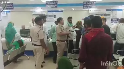 डुमरांव: एसडीपीओ ने एक दर्जन बैंकों की विधि व्यवस्था जांची, लापरवाही न बरतने के दिए निर्देश