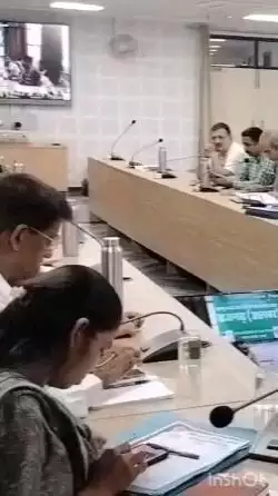 अलवर: अलवर जिला कलेक्टर कर रही हैं जिला स्तरीय जनसुनवाई का आयोजन, लोग परिवाद लेकर पहुंच रहे हैं जिला कलेक्ट्रेट