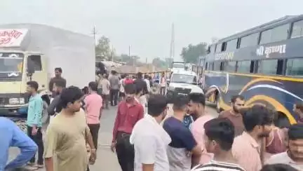 उरई: उरई जालौन मुख्यमार्ग पर लोगों ने लगाया जाम, विद्युत सप्लाई न आने से लोग परेशान, मौके पर प्रशासन