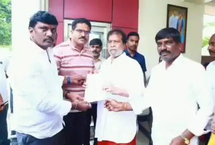 పటాన్​​చెరు: రైతు భరోసా నిధులు మంజూరు కొరకు మంత్రి దామోదర్ రాజనర్సింహ కి వినతి పత్రం అందజేసిన పటాన్ చెరు కాంగ్రెస్ నాయకులు
