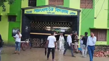কালীগঞ্জ: কালীগঞ্জ বিধানসভা উপনির্বাচনে তৃণমূল কংগ্রেসের প্রার্থী আলিফা আহমেদ সকাল সকল নিজের বুথে গিয়ে ভোট দিলেন