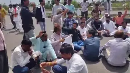 ब्यावरा: ब्यावरा में आगरा-मुंबई हाईवे पर चक्का जाम करने पर कांग्रेस ब्लॉक अध्यक्ष समेत 15 कांग्रेसियों पर मामला दर्ज