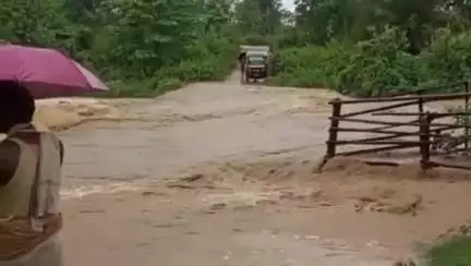 বাঘমুণ্ডী: টিকরটাঁড় যাওয়ার রাস্তায় শোভা নদীর সেতুর উপর দিয়ে বইছে জল, পারাপার বন্ধ
