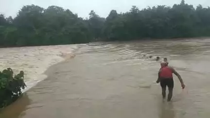 জামবনি: চিল্কীগড়ে ডুলুং নদীর উপর থাকা কজওয়ের উপর দিয়ে বইছে জল,বিচ্ছিন্ন ঝাড়গ্রাম সহ ব্লকের একাধিক এলাকা