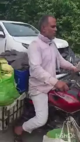 बेहट: गंदेवड़ रोड पर डंपर ने पिकअप और कारों में मारी टक्कर, चार वाहन हुए क्षतिग्रस्त