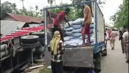 সৰুপথাৰ: পাভজান গাঁৱত পথৰ পৰা নিয়ন্ত্ৰণ হেৰুৱাই এটা পৰিয়ালৰ ঘৰত বাগৰিল সাৰ কঢ়িওৱা ট্ৰাক, মৃত্যু পশুধনৰ,কথমপি ৰক্ষা এটা পৰিয়ালৰ