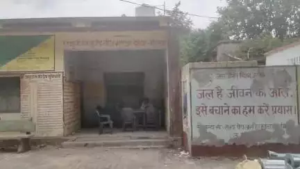 बैरिया: राजकीय कृषि बीज भंडार बैरिया में मक्का, धान और अन्य खरीफ के उन्नतशील बीज उपलब्ध, जुटने लगे किसान