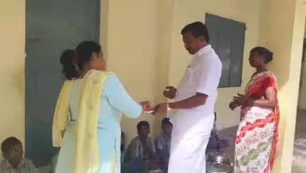 திருப்பத்தூர்: கச்சேரி தெரு பகுதியில் பள்ளி மாணவர்களுடன் உணவு அருந்திய MLA நல்லதம்பி