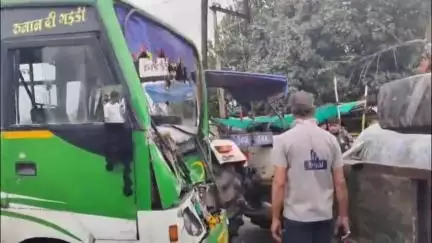 किशनगंज थाना क्षेत्र के भाट खेड़ी के पास यात्री बस और टैंकर की हुई टक्कर