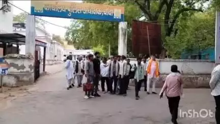 बांदा: घोषण गांव के ग्रामीण पहुंचे DM व SP ऑफिस, एक व्यक्ति पर लगाया गांव के आम रास्ते मे कब्जा करने का आरोप #jansamasya