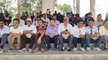 पिथौरागढ़: जाख रामेश्वर मोटर मार्ग के निर्माण की मांग को लेकर क्षेत्र के लोगों ने रामलीला मैदान टकाना में दिया धरना। #jansamsya