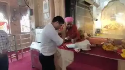 सेवढ़ा: दतिया के नवागत कलेक्टर ने रतनगढ़ माता मंदिर और सेवड़ा के काली मंदिर में दर्शन किए, विकास कार्यों का लिया जायजा