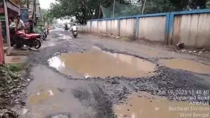 মুরারই ১: দুদিনের টানা বৃষ্টিতে রাজগ্রাম পশ্চিম বাজার থেকে হাসপাতাল যাওয়ার রাস্তায় এক হাটু জল, দুর্ভোগ স্থানীয়দের #jansamasya