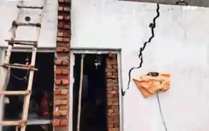 किरावली: गाँव नगला गज्जा में बिजली गिरने से मकान हुआ क्षतिग्रस्त, तस्वीर हुई वायरल