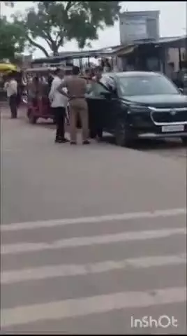 सिकंंदराबाद: ककोड़ SHO का संगीन मामले में फरार HS असलम और अनवार से मुलाकात का वीडियो हुआ वायरल