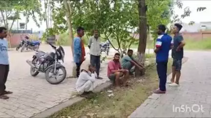 हापुड़: गांव बदनौली के पास बाइक को पीछे से तेज रफ्तार ट्रक ने मारी टक्कर, हादसे में 1 बाइक सवार की मौत, 2 घायल