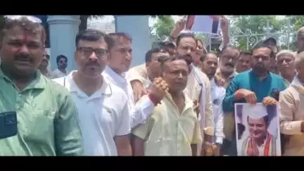 आनंद भवन में कांग्रेसियों ने राहुल गांधी का जन्मदिन मनाया, केक काटकर दी बधाई