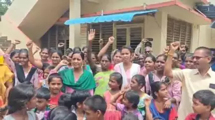 ములికిపల్లిలో ఎలిమెంటరీ స్కూలు తరలింపుపై స్థానికుల ఆందోళన