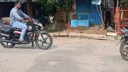 ಕಂಪ್ಲಿ: ನಗರದ ಬಳ್ಳಾರಿ ರಸ್ತೆಯಲ್ಲಿ ಜೋರಾಗಿ ಬೀಸಿದ ಗಾಳಿಗೆ ಮುರಿದು ಬಿದ್ದ ವಿದ್ಯುತ್ ಕಂಬ, ಕೆಲ ಕಾಲ ವಾಹನ ಸಂಚಾರ ಸ್ಥಗಿತ