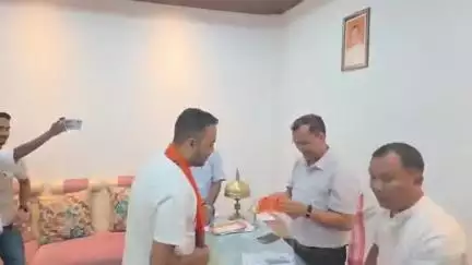 সৰুপথাৰ: বৰপথাৰ মণ্ডল বিজেপিৰ কাৰ্যালয়ত বিধায়ক বিশ্বজিৎ ফুকনৰ উপস্থিতিত জিলা যুৱ কংগ্ৰেছৰ উপ-সভাপতিসহ ১০জনৰ বিজেপিত যোগদান