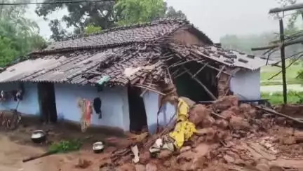 चक्रधरपुर: कुलीतोड़ांग गांव में भारी बारिश से मिट्टी का घर गिरा, एक महिला की मौत व 3 बच्चे घायल