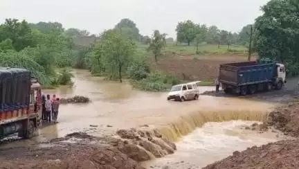 વાલિયા: વાલિયા-અંકલેશ્વર માર્ગ ઉપર નલધરી ડાઈવર્ઝબ પર પાણી ફરી વળતા ઇક્કો કાર ફસાઈ ગઈ હતી.જેને મહા મહેનતે બહાર કાઢી હતી.
