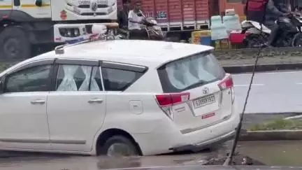 પલસાણા: કડોદરા સર્વિસ રોડ પર ખાડામાં કમિશનર ઓફ મ્યુનિસિપાલિટીની કાર ફસાતા હાઈવે ઓથોરિટી દોડતી થઈ#jansamasya