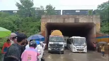 आदित्यपुर गम्हरिया: कोलाबीरा में रेलवे ओवरब्रिज के नीचे जल जमाव से घंटों लगा रहा जाम, फंसे लोगों ने वीडियो किया वायरल