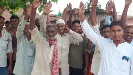 स्वार: लखीमपुर गांव में श्री कैलाशपति शिव मंदिर की दीवार तोड़ने का ग्रामीणों ने जताया विरोध, ग्राम प्रधान प्रतिनिधि ने दी तहरीर