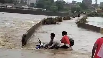 सिमरिया: चुंदरू नदी में उफनते पानी में फंसे बाइक सवार, पीपा पुल पार करते समय हुआ हादसा, लोगों ने बचाई जान