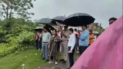 आदित्यपुर गम्हरिया: आदित्यपुर में बाढ़ संभावित इलाकों का एसडीओ और अंचल अधिकारी ने किया दौरा