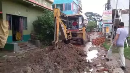মথুরাপুর ২: বিধায়কের উদ্যোগে শুরু হয়েছে কাছারি হালদারপাড়া এলাকায় রাস্তা সংস্কারের কাজ