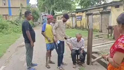 রামপুরহাট ১: রামপুরহাট শহরে এলাকার যুবকদের কাছে খবর পেয়ে এক অসুস্থ বৃদ্ধকে উদ্ধার করলো রামপুরহাট পৌরসভা