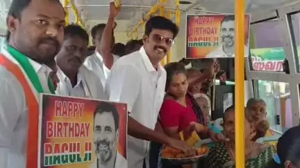 சாத்தூர்: பேருந்து நிலையத்தில் காங்கிரஸ் எதிர்க்கட்சித் தலைவர் ராகுல் காந்தியின் 55 வது பிறந்தநாள் விழாவில் பொதுமக்கள் இனிப்பு வழங்கி பட்டாசு வெடித் கொண்டாட்டம்