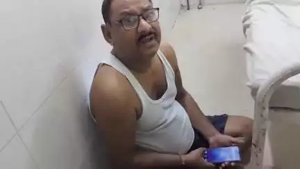 तालबेहट: बार सीएससी अस्पताल में डॉक्टर का शराब के नशे में मोबाइल चलाते हुए वीडियो वायरल, लापरवाही से हुई मौत