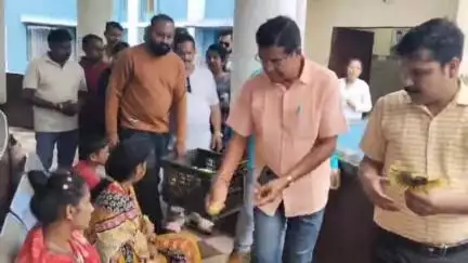 कोंडागांव: राहुल गांधी के जन्मदिवस पर कांग्रेस कमेटी ने पूर्व मंत्री मोहन मरकाम के साथ जिला अस्पताल में मरीजों को फल वितरित किए