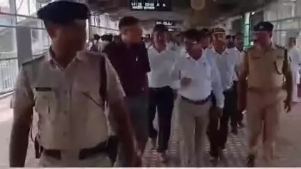 कानपुर: डीआरएम रजनीश अग्रवाल ने कानपुर सेंट्रल रेलवे स्टेशन का किया निरीक्षण