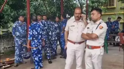 ব্যারাকপুর ১: গারুলিয়ায় গোষ্ঠী সংঘর্ষের ঘটনা ঘটনাস্থলে বিশাল পুলিশ বাহিনী
