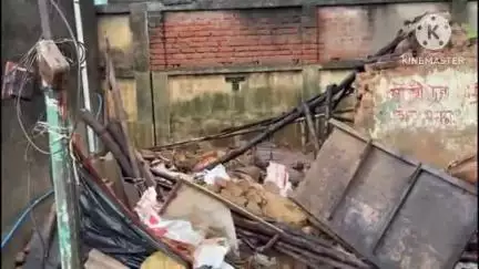 বাঁকুড়া ১: গত দুদিন ধরে টানা বৃষ্টির ফলে ভেঙে পরলো বাঁকুড়া শহরের পাঁচটি কাঁচা বাড়ি, ফলে সমস্যায় মানুষ #jansamasya