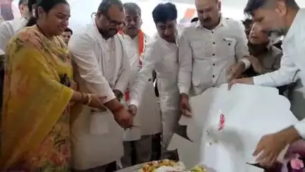 जगाधरी: गुप्ता पैलेस में कांग्रेस कार्यकर्ताओं ने अंबाला के सांसद से मिलकर राहुल गांधी का जन्मदिन मनाया