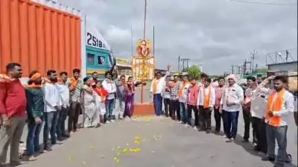 उदगीर: ठाकरे चौक येथे शिवसेच्या वर्धापन दिना निमित्त बाळासाहेब ठाकरे यांना अभिवादन