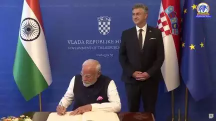 प्रधानमंत्री नरेंद्र मोदी ने क्रोएशिया स्वागत पुस्तिका पर हस्ताक्षर किए और दोनों नेताओं ने उपहारों का आदान प्रदान किया।